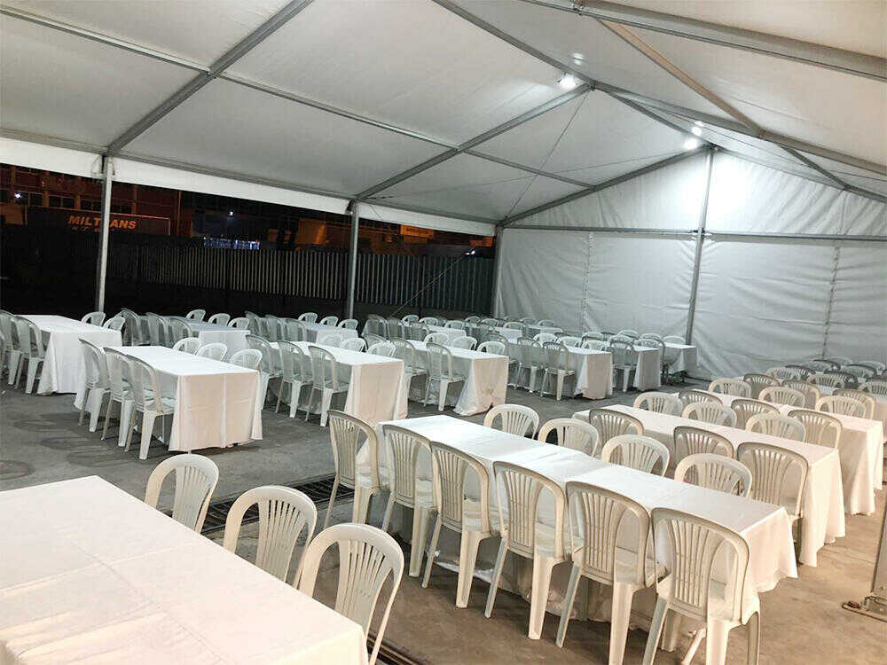 is-yeri-toplantisi-icin-plastik-masa-sandalye-kiralama