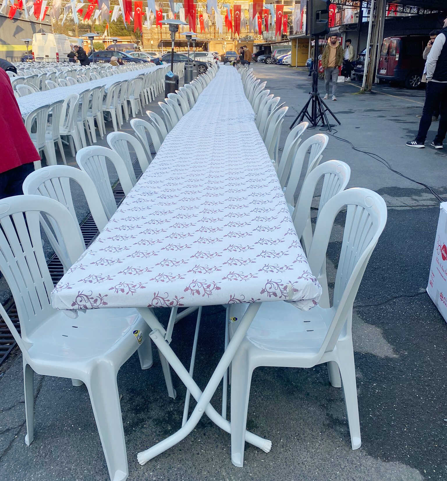 kina-gecesi-plastik-masa-sandalye-kiralama